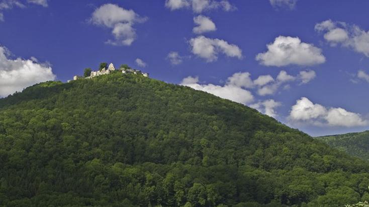 Blick von unten auf die Burg Hohenurach