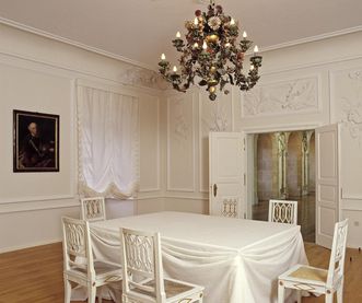 Raumansicht mit Tafel und Lüster vom Weißen Saal in Schloss Urach