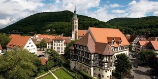 Luftansicht von Schloss Urach und den umliegenden Gebäuden