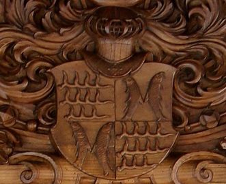 Wappen des Grafen im Giebel des Modells, Goldener Saal im Schloss Urach