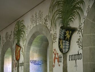 Wandmalereien zeigen die Ahnenprobe von Graf Eberhard im Residenzschloss Urach.  