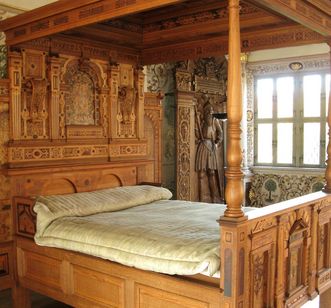 Detailbild des Renaissance-Bettes im Goldenen Saal in Schloss Urach