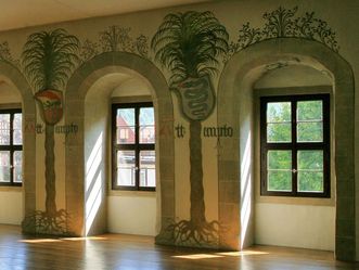 Blick auf die Wandmalerei im Palmensaal von Schloss Urach