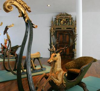 Hirschschlitten in der Ausstellung von Schloss Urach