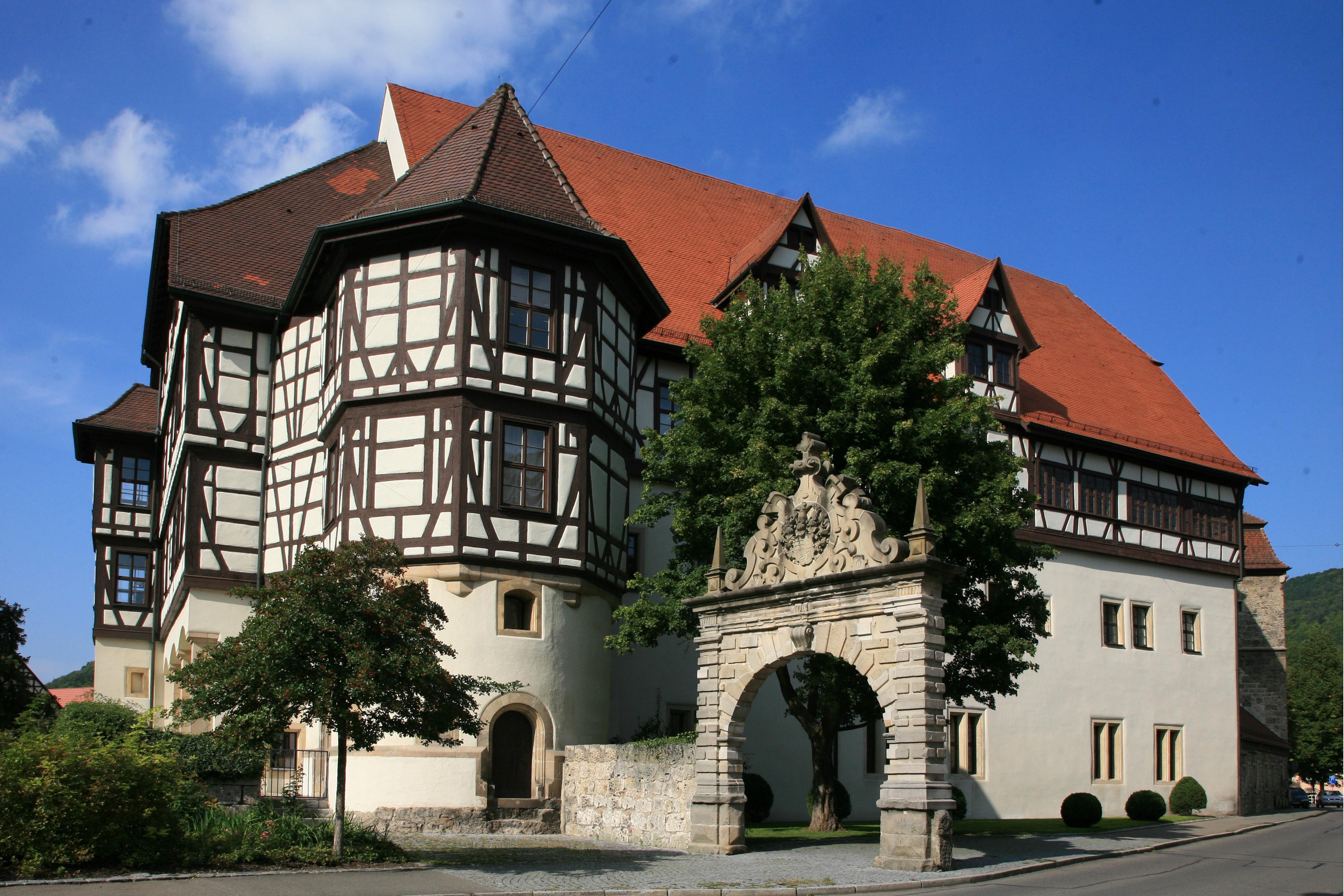 Außenansicht von Schloss Urach mit Nebengebäuden