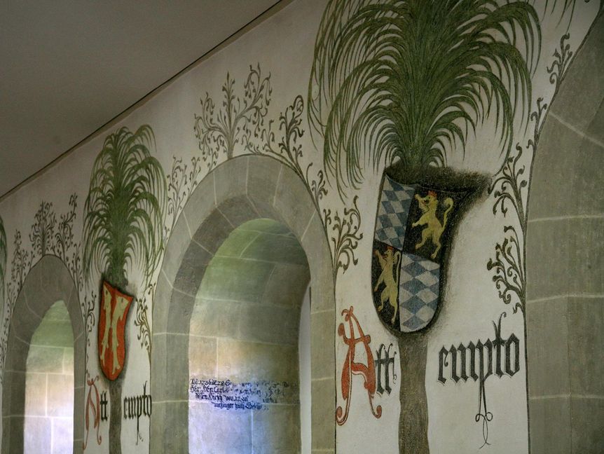 Wandmalereien zeigen die Ahnenprobe von Graf Eberhard im Residenzschloss Urach.  