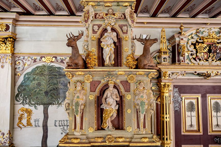Residenzschloss Urach, Detail, Goldener Aufsatz über dem Ofen