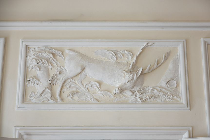 Foto: Staatliche Schlösser und Gärten Baden-Württemberg, Jürgen Franke Residenzschloss Urach, Detailansicht, Supraporte mit Hirsch