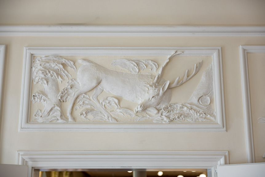 Foto: Staatliche Schlösser und Gärten Baden-Württemberg, Jürgen Franke Residenzschloss Urach, Detailansicht, Supraporte mit Hirsch