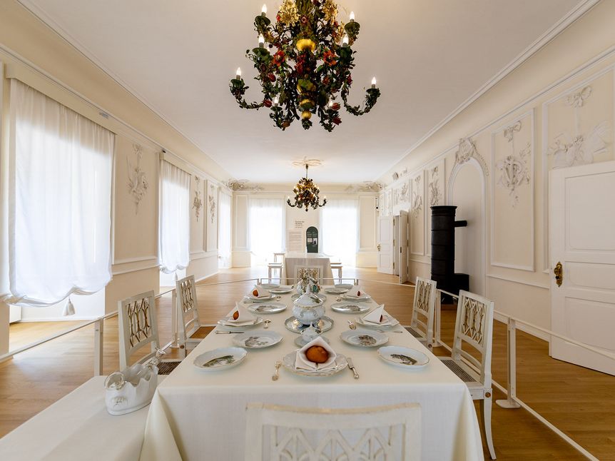 Residenzschloss Urach, Tische im Weißen Saal
