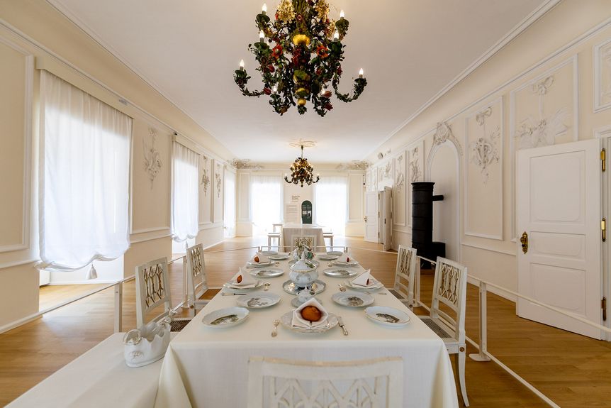 Residenzschloss Urach, Tische im Weißen Saal
