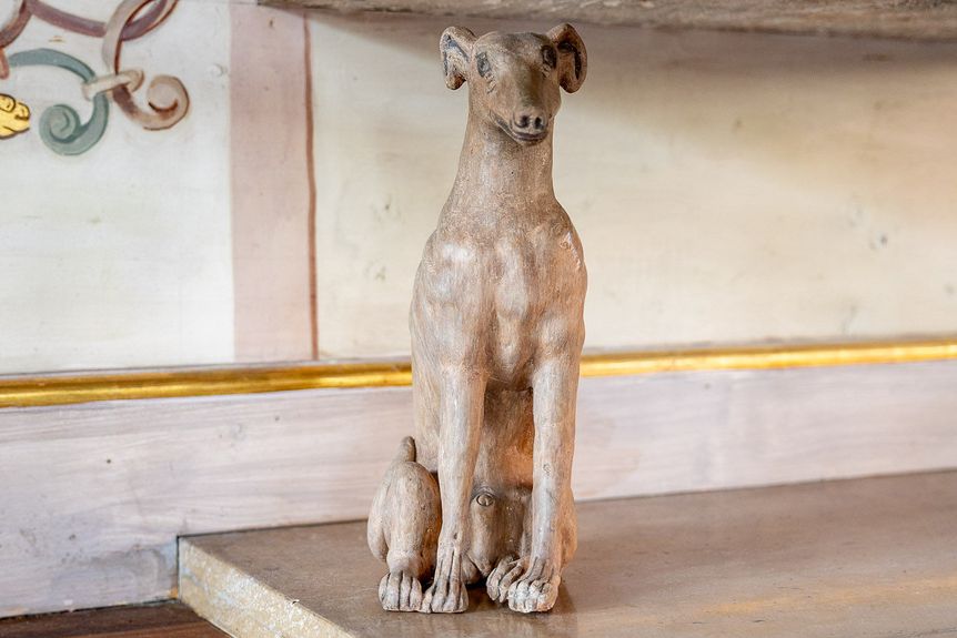 Residenzschloss Urach, Figur eines Jagdhunds am Ofen