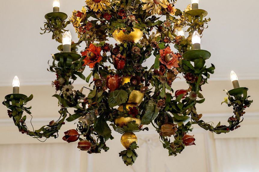 Foto: Staatliche Schlösser und Gärten Baden-Württemberg, Jürgen Franke Residenzschloss Urach, Blumenkronleuchter im Weißen Saal