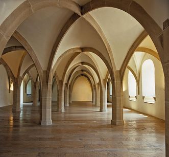 Blick in die Halle von Schloss Urach mit Kreuzrippengewölbe