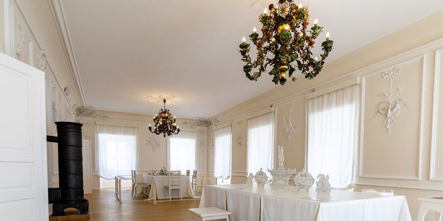 Residenzschloss Urach, Zwei Tische im Weißen Saal