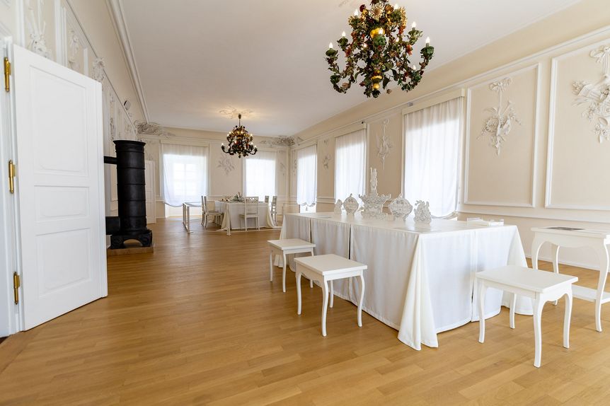 Foto: Staatliche Schlösser und Gärten Baden-Württemberg, Jürgen Franke Residenzschloss Urach, Zwei Tische im Weißen Saal